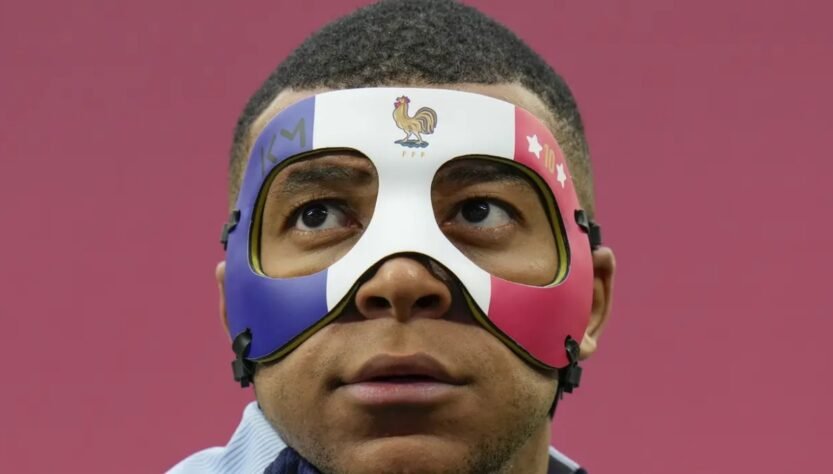 Kylian Mbappe pakai topeng tiga warna